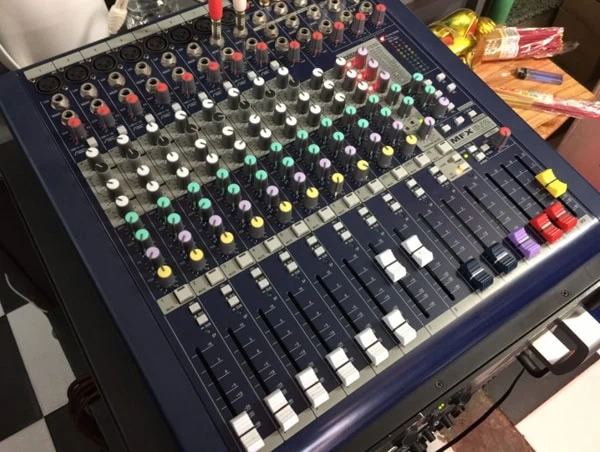 Bàn mixer Soundcraft thiết kế đơn giản dễ sử dụng