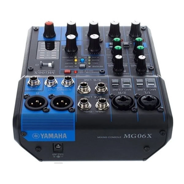 Mặt sau mixer yamaha thiết kế cực kỳ nhỏ gọn